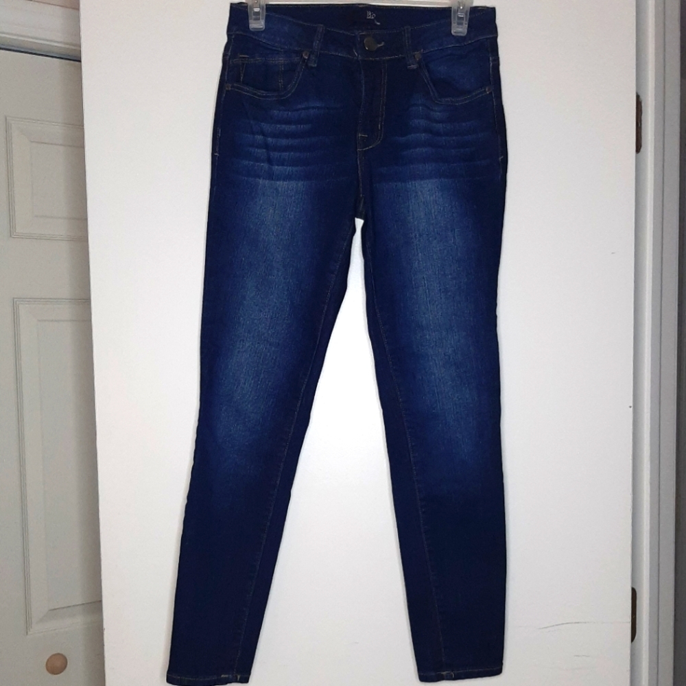 Mid-rise Skinny Jeans (size 6)